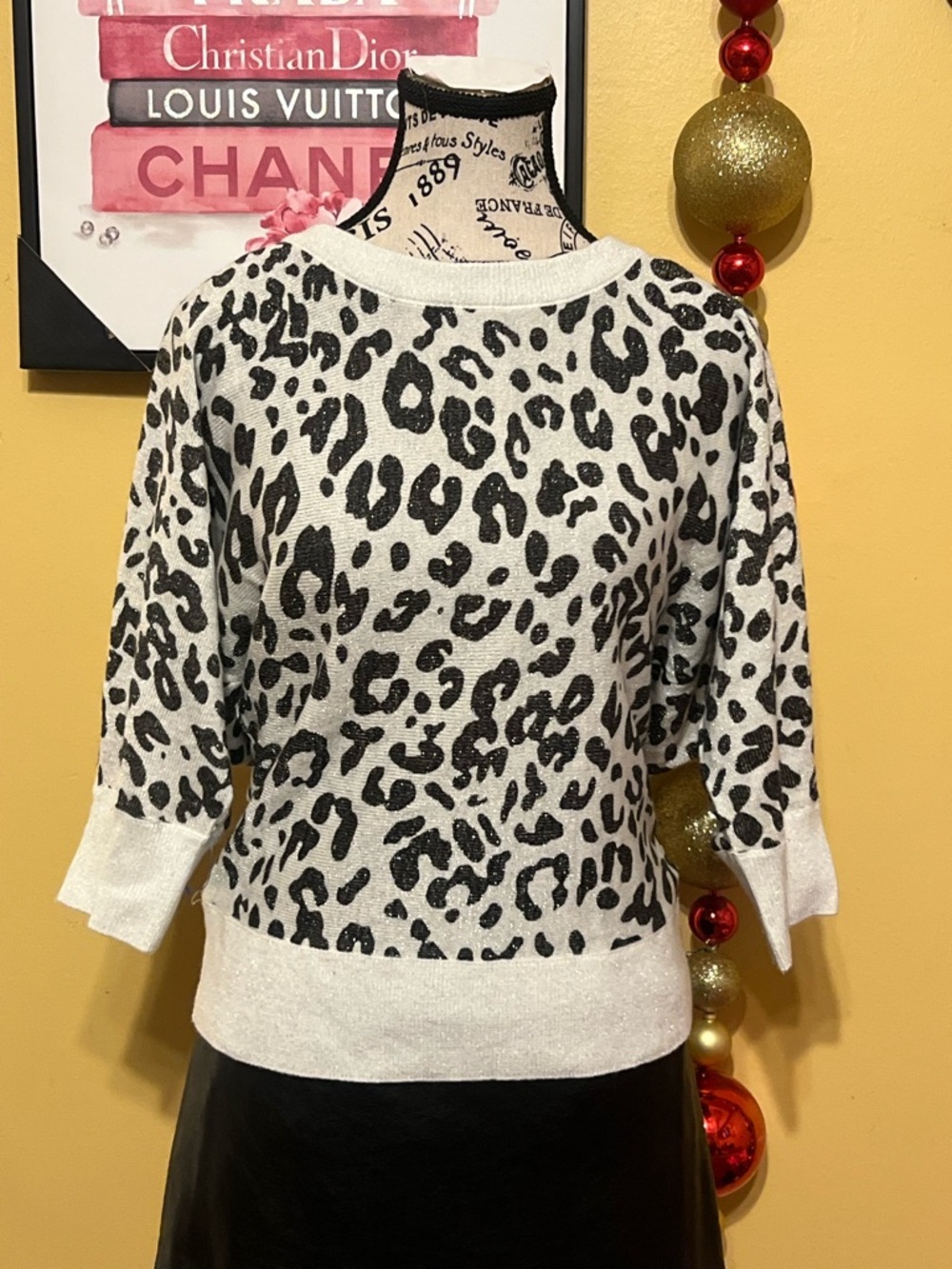 XOXO Black Leopard Print blouse with White Base  glitter women size m - Picture 3 of 10
